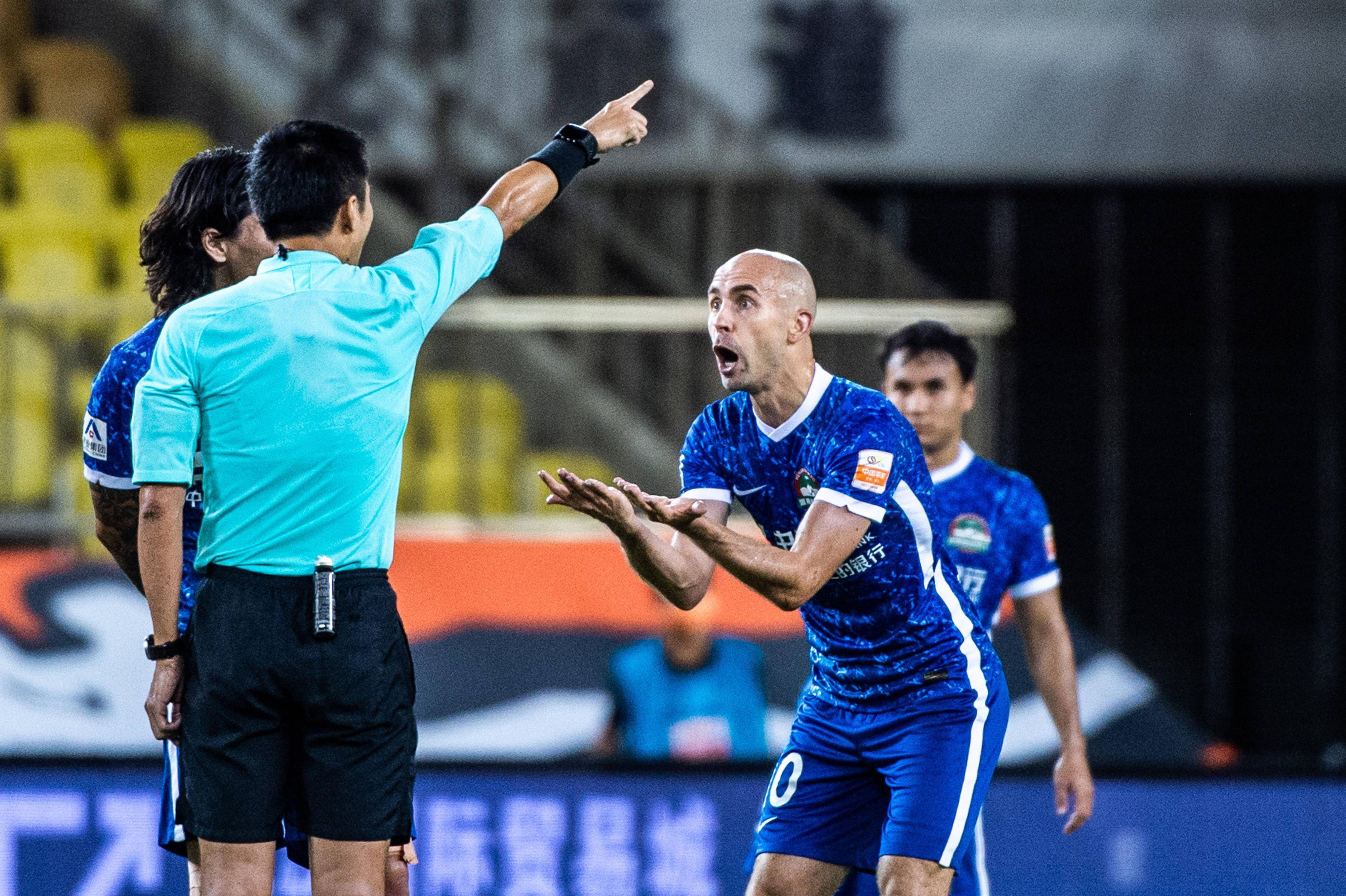 包含转折点上海海港防线松动，葡超清晨攻防权衡，话题不断，球队文化再被提及的词条